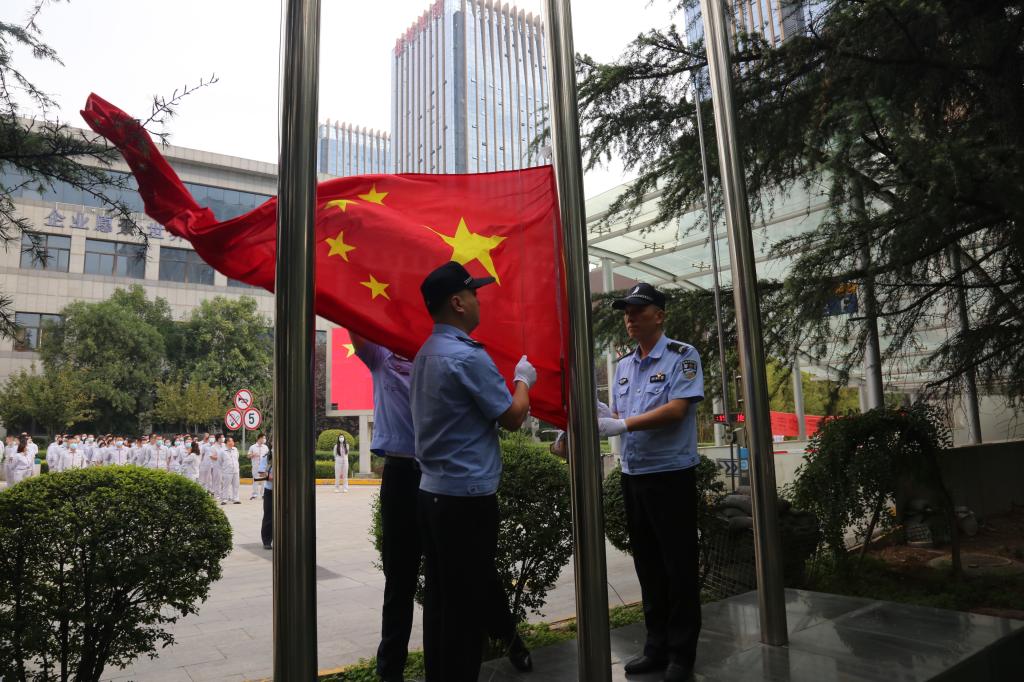 升旗！致敬！-尊龙时凯